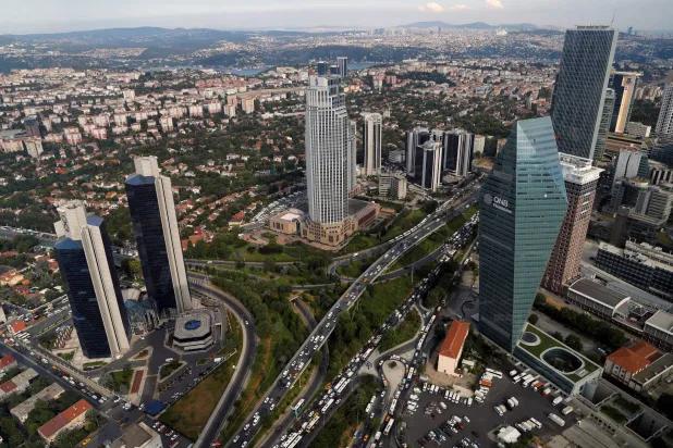 الحي المالي في ليفنت حيث تقع مقرات البنوك الكبرى ومراكز التسوق الرئيسية بإسطنبول (رويترز)