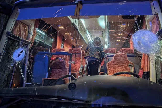 الحافلة التي تم الاعتداء عليها (وسائل إعلام إيطالية)