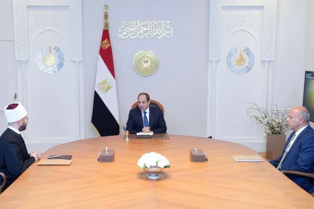 الرئيس المصري عبد الفتاح السيسي يناقش مع وزير الأوقاف أسامة الأزهري مواجهة الفكر المتشدد (الرئاسة المصرية)