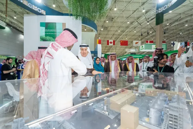 الوزير الفضلي يتجول في المعرض الزراعي السعودي (الشرق الأوسط)