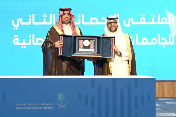 الأمير سعود بن جلوي يتسلم درعاً تكريمية من رئيس الهيئة العامة للإحصاء (الشرق الأوسط)