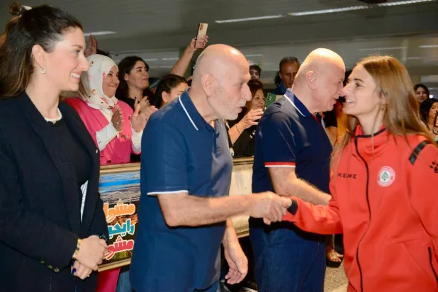 رئيس الاتحاد اللبناني لكرة القدم هاشم حيدر يستقبل بعثة المنتخب اللبناني للناشئات (الاتحاد اللبناني لكرة القدم)