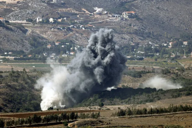 الدخان يتصاعد إثر قصف إسرائيلي استهدف منطقة الجرمق في قضاء جزين (إ.ب.أ)