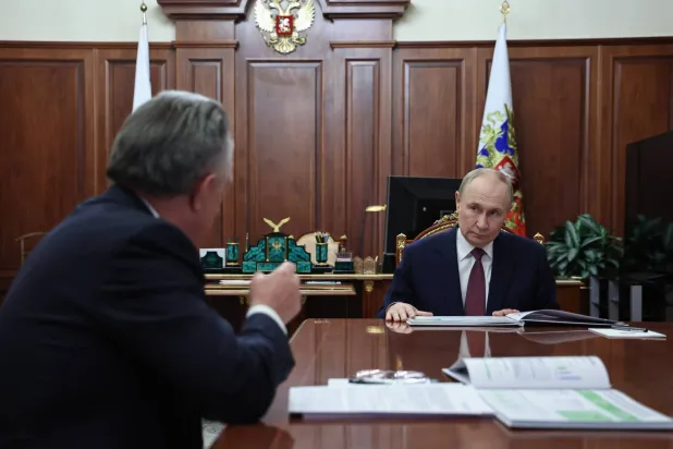 الرئيس الروسي فلاديمير بوتين خلال اجتماع له في موسكو الاثنين (إ.ب.أ)