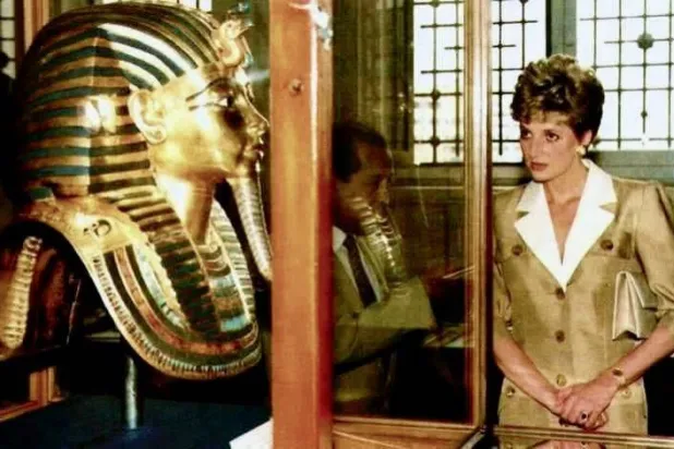 الأميرة ديانا تشاهد بانبهار القناع الذهبي للملك توت عنخ آمون خلال زيارتها لمتحف التحرير عام 1992 (المتحف المصري في التحرير)
