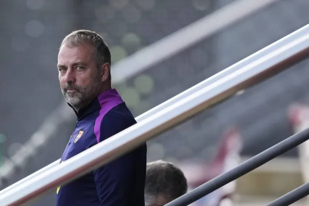 هانز فليك مدرب برشلونة (إ.ب.أ)