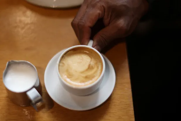 يُحفّز الكافيين استجابة الجهاز العصبي للتوتر (رويترز)