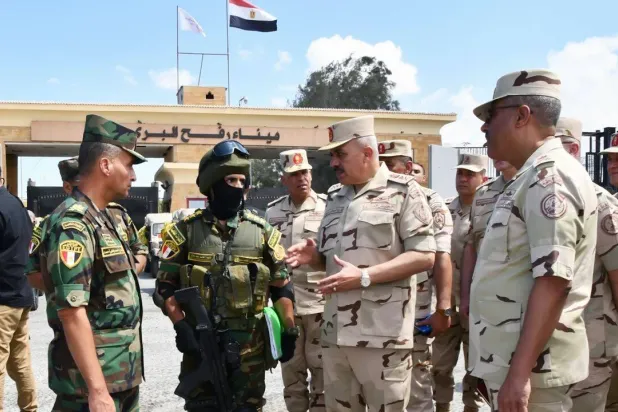 الفريق أحمد خليفة رئيس أركان الجيش المصري يتفقد معبر رفح نهاية العام الماضي (الجيش المصري)