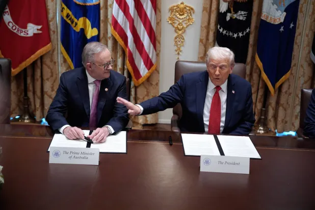 الرئيس الأميركي دونالد ترمب وبجواره رئيس وزراء أستراليا أنطوني ألبانيز في البيت الأبيض (إ.ب.أ)