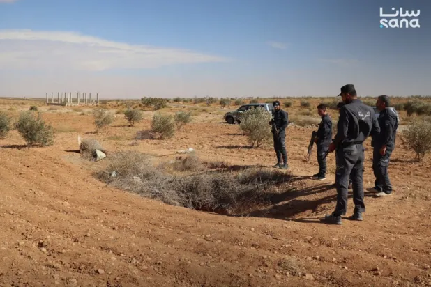 اكتشاف سجن تحت الأرض في منطقة المخرم بريف حمص الشرقي أثناء قيام دوريات الشرطة بعمليات تفتيش وبحث (سانا)