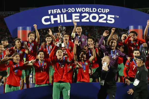 لاعبو المغرب على منصة التتويج العالمية (إ.ب.أ) 