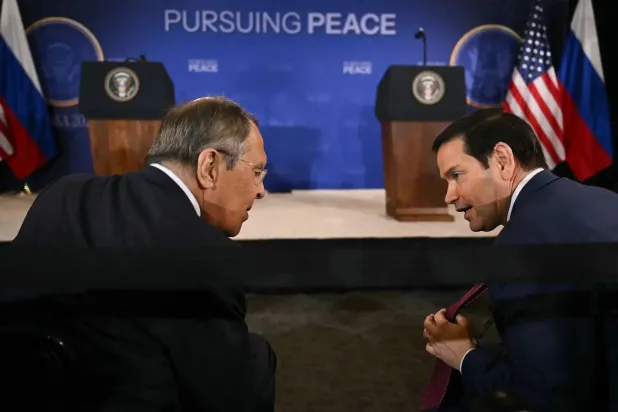 خلال لقاء بين وزير الخارجية الروسي سيرغي لافروف (يسار) ووزير الخارجية الأميركي ماركو روبيو في أنكوريج بألاسكا 15 أغسطس 2025 (أ.ف.ب)