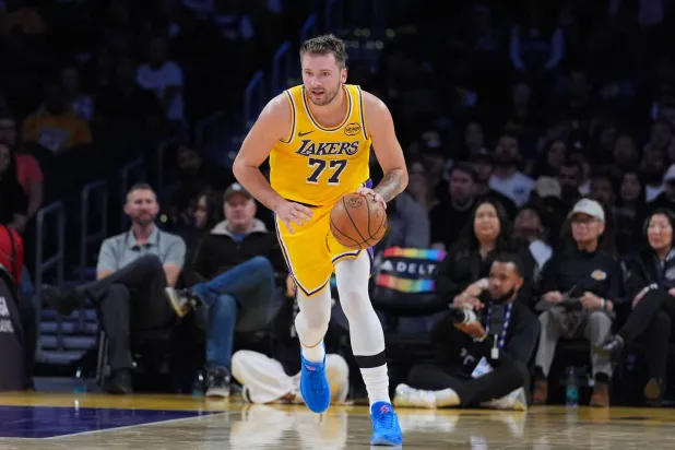 لوكا دونتشيتش يحمل آمال الليكرز (أ.ب)