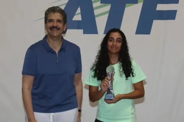 اللاعبة السعودية فاطمة البعجري خلال تتويجها (اتحاد التنس السعودي) 