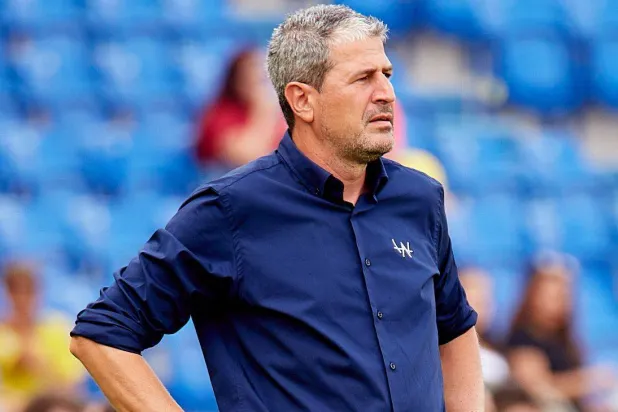 الإسباني مانويل ماركيز المدير الفني لفريق غوا الهندي (إي إس بي إن)