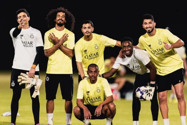 لاعبو السد بقيادة أكرم عفيف عقب انتهاء التدريبات (نادي السد القطري)