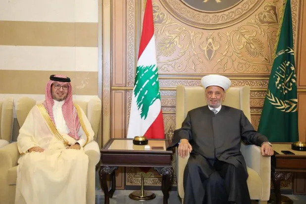 Lebanon’s Grand Mufti Sheikh Abdul Latif al-Derian and Saudi Ambassador to Beirut Waleed Bukhari meet at Dar al-Fatwa in Beirut on Monday. (Saudi Embassy in Lebanon)
