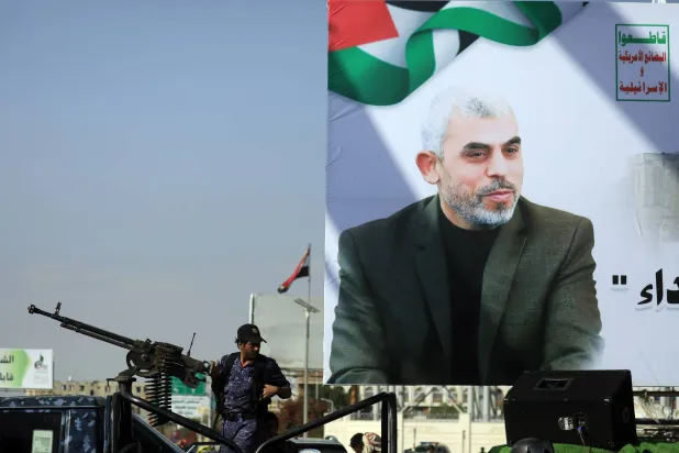 لافتة تُصوّر زعيم «حماس» الراحل يحيى السنوار خلال مظاهرة احتجاجية ضد إسرائيل في صنعاء (إ.ب.أ)