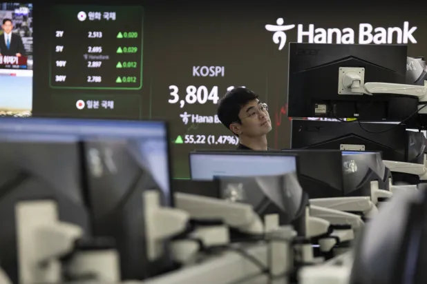 متداول يراقب شاشات تعرض مؤشرات الأسهم في بنك «هانا» بالعاصمة سيول (إ.ب.أ)