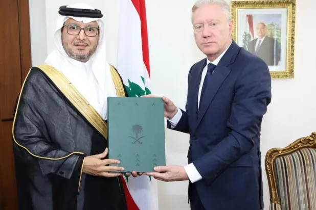 السفير السعودي وليد بخاري يسلّم وزير الخارجية اللبناني يوسف رجّي الدعوة للمشاركة في «إكسبو 2030 الرياض» (السفارة السعودية)