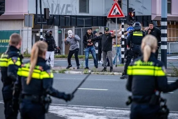 أوقفت الشرطة الهولندية أكثر من 200 مشجع لنابولي الإيطالي (رويترز)