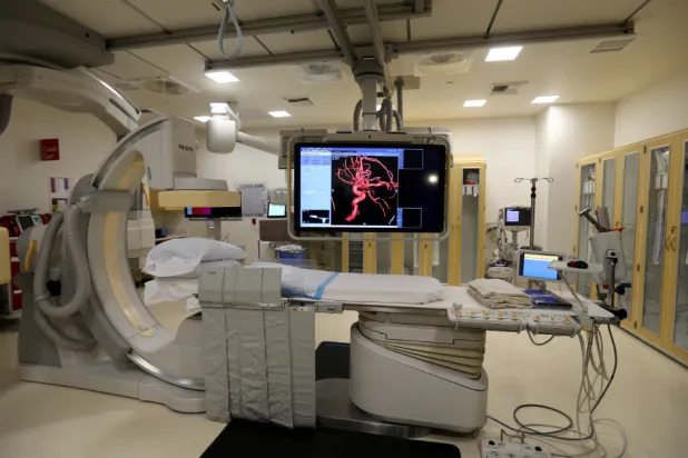 العلاج الإشعاعي يستخدم حزماً من الطاقة المكثفة لقتل الخلايا السرطانية (رويترز)