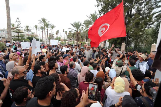 جانب من احتجاجات أهالي قابس ضد التلوث البيئي (إ.ب.أ)