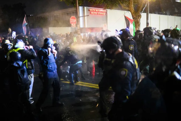 جانب من الصدامات بين ضباط إنفاذ القانون الفيدراليين ومتظاهرين في أوريغون (أ.ف.ب)