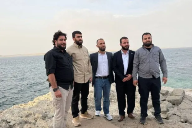 وفد حكومي سوري في الطبقة بمحافظة الرقة شمال سوريا للقاء قيادات من «قسد» (مواقع تواصل)