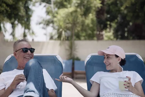 يمنى خطاب مع والدها في فيلم «50 متر» (الشركة المنتجة)