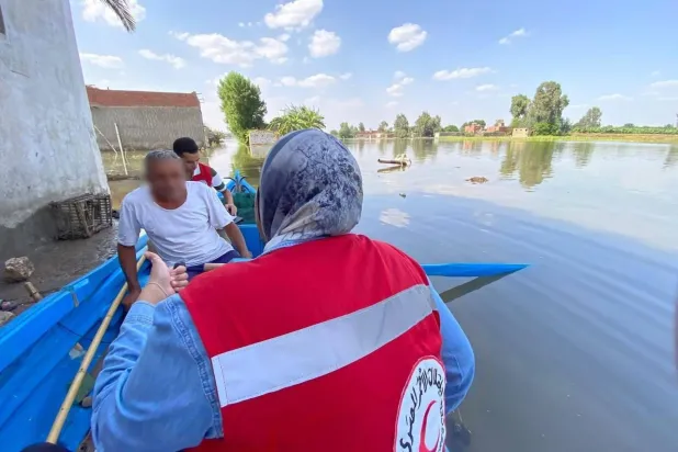 «الهلال الأحمر المصري» في مهمة إنقاذ منازل وأرض مصرية غمرتها مياه فيضان النيل قبل نحو شهر (مجلس الوزراء المصري)