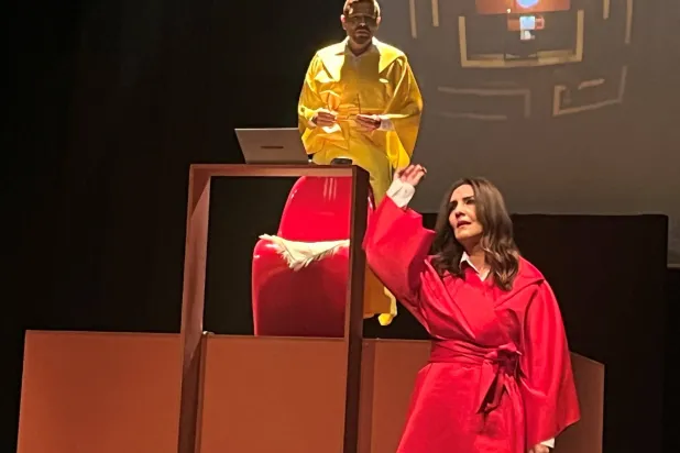 تتناول «قبل آخر صفحة» موضوعات إنسانية ومهنيّة متعدّدة (الشرق الأوسط)