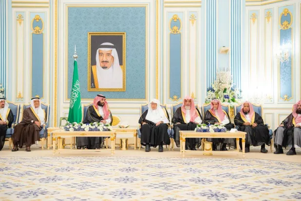 الأمير محمد بن سلمان ولي العهد السعودي لدى استقباله الامراء والعلماء والوزراء وجمعاً من المواطنين في قصر اليمامة بالرياض (واس)