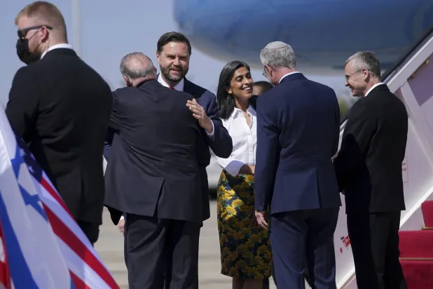 نائب الرئيس جيه دي فانس عند وصوله إلى مطار بن غوريون في تل أبيب (أسوشييتد برس) 