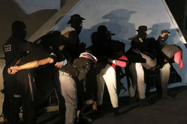 القبض على عصابة خطف تنتحل صفة عسكرية وتطلب فدية 100 ألف دولار من أهالي المختطفين بمحافظة حلب فبراير الماضي (الداخلية السورية)