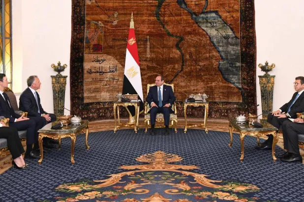 الرئيس المصري عبد الفتاح السيسي يلتقي ستيف ويتكوف وجاريد كوشنر بحضور رئيس المخابرات المصرية حسن رشاد قبل أيام بالقاهرة (الرئاسة المصرية)
