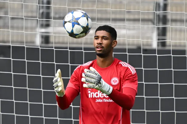 كاوا سانتوس حارس فرانكفورت المستبعد (د.ب.أ)