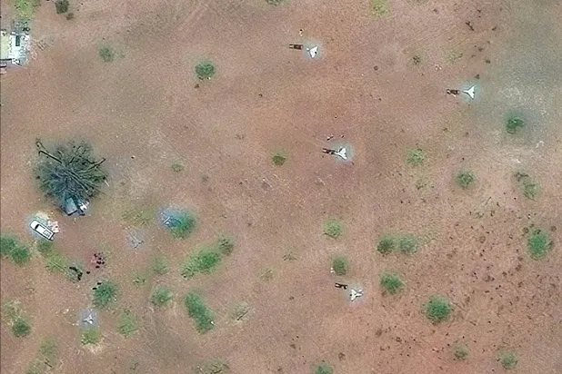 صورة من الأقمار الاصطناعية تظهر طائرات مسيّرة «انتحارية» بعيدة المدى ومعدات إطلاقها شمال مطار نيالا في السودان 6 مايو 2025 (رويترز)