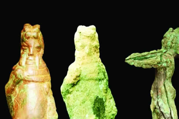 تمثالان من وادي الحِجر منهما تمثال يمثل فتى يرفع ذراعيه وتمثال يمثل «بريابوس» قبل الترميم وبعده