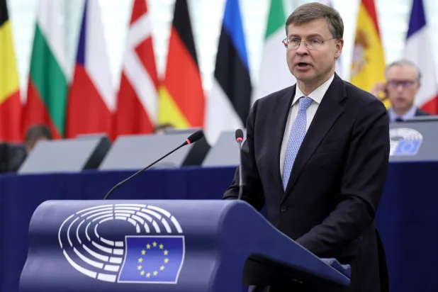 فالديس دومبروفسكيس المفوض الأوروبي للاقتصاد والإنتاجية والتنفيذ والتبسيط يتحدث خلال نقاش حول «زيادة التمويل لإعادة إعمار أوكرانيا والدفاع عنها: استخدام الأصول الروسية المجمدة» في البرلمان الأوروبي في ستراسبورغ بفرنسا 21 أكتوبر 2025 (إ.ب.أ)