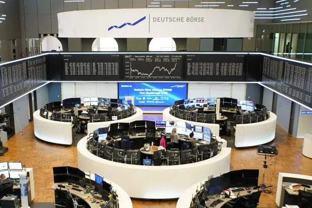 رسم بياني لمؤشر الأسهم الألماني «داكس» ببورصة فرنكفورت (رويترز)