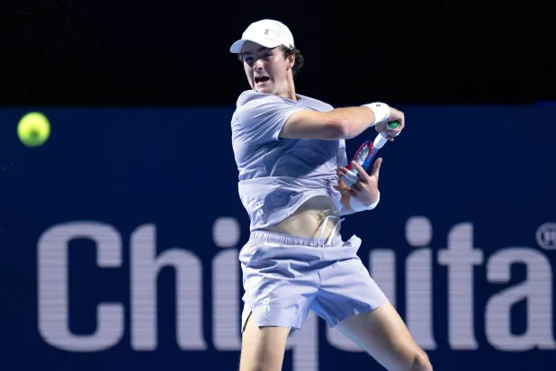 البرازيلي جواو فونسيكا يتألق في بازل (أ.ب)