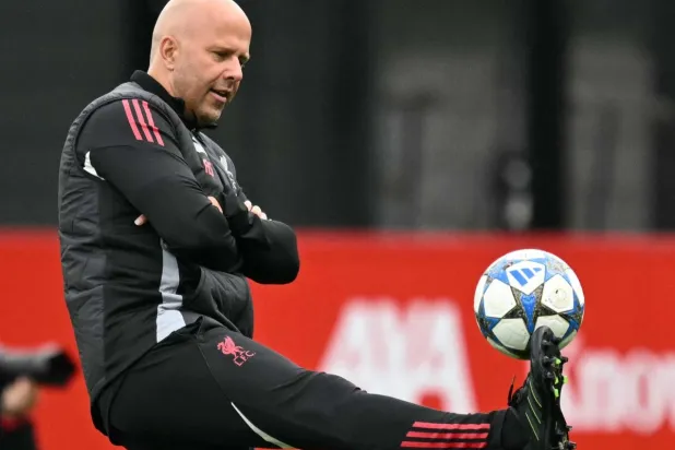 أرني سلوت مدرب ليفربول يعاني أزمة في النتائج (أ.ف.ب)