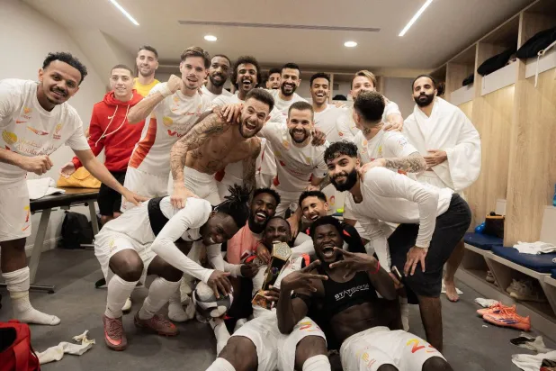 لاعبو القادسية يحتفلون عقب الفوز على نيوم (نادي القادسية)