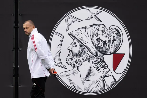 جون هيتينغا مدرب أياكس أمستردام الهولندي (إ.ب.أ)