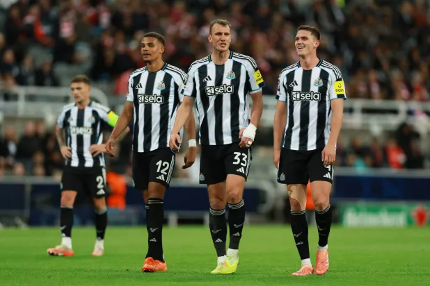 نيوكاسل هزم بنفيكا بثلاثية في أبطال أوروبا (رويترز)