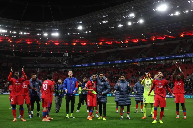 لاعبو باريس سان جيرمان يحييون جماهيرهم بعد الفوز الكبير على ليفركوزن (أ.ف.ب)