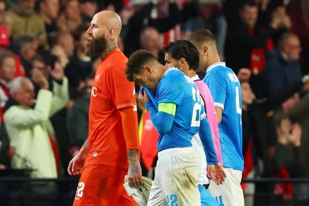 حسرة لاعبي نابولي بعد الهزيمة الثقيلة من أيندهوفن (رويترز)