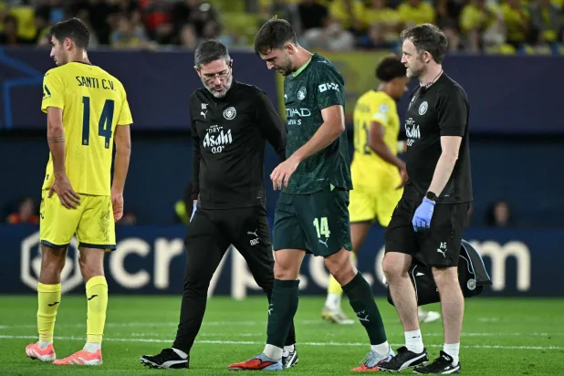 نيكو غونزاليس يغادر الملعب مصابا (أ.ف.ب)