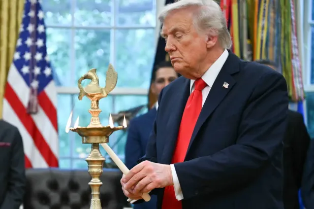 Trump, Oval Ofis'te bir grup Hintli Amerikalıyla Diwali'yi kutlamak için mum yaktı (AFP)